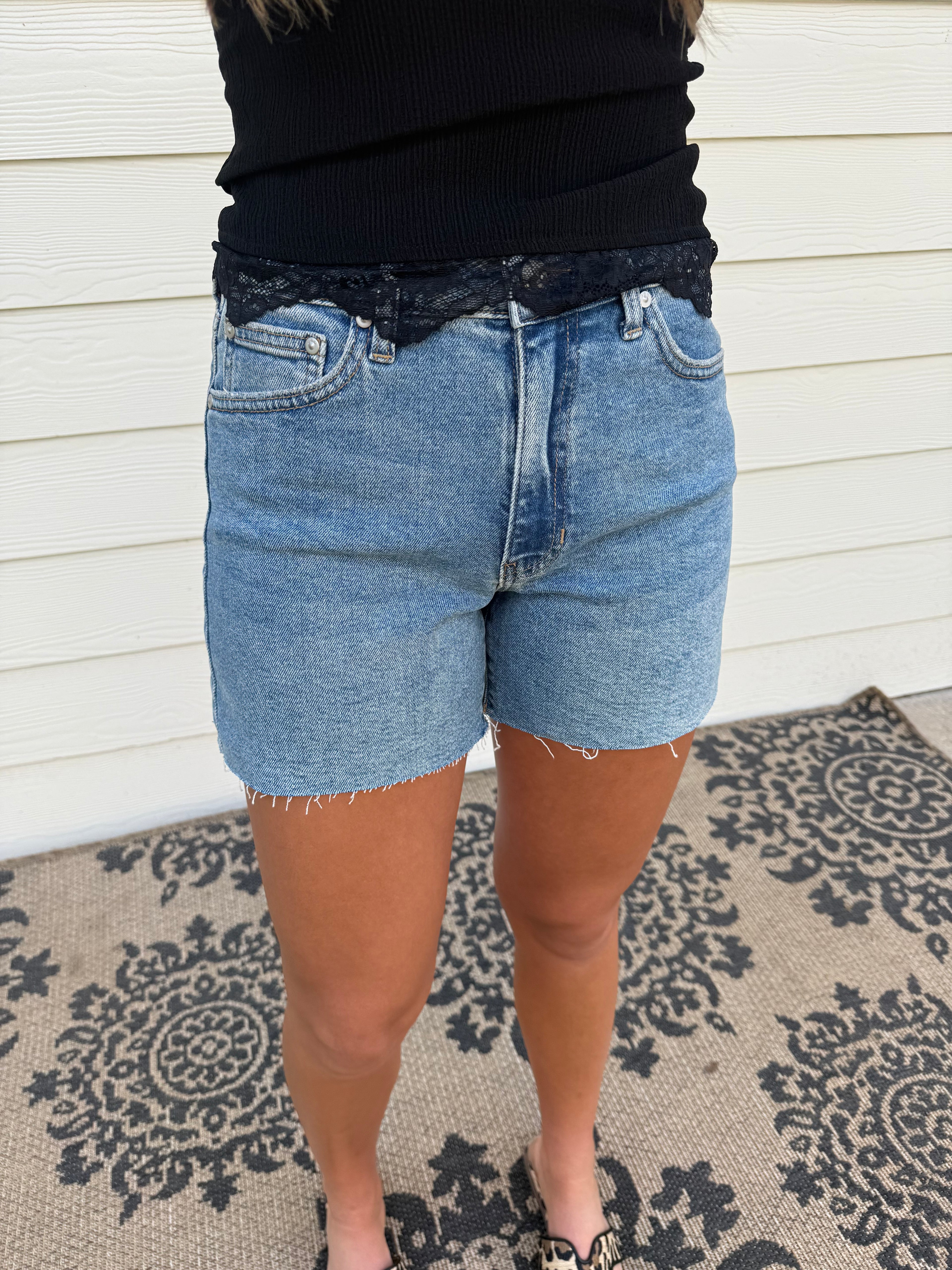 The Lizzy Medium Wash Short